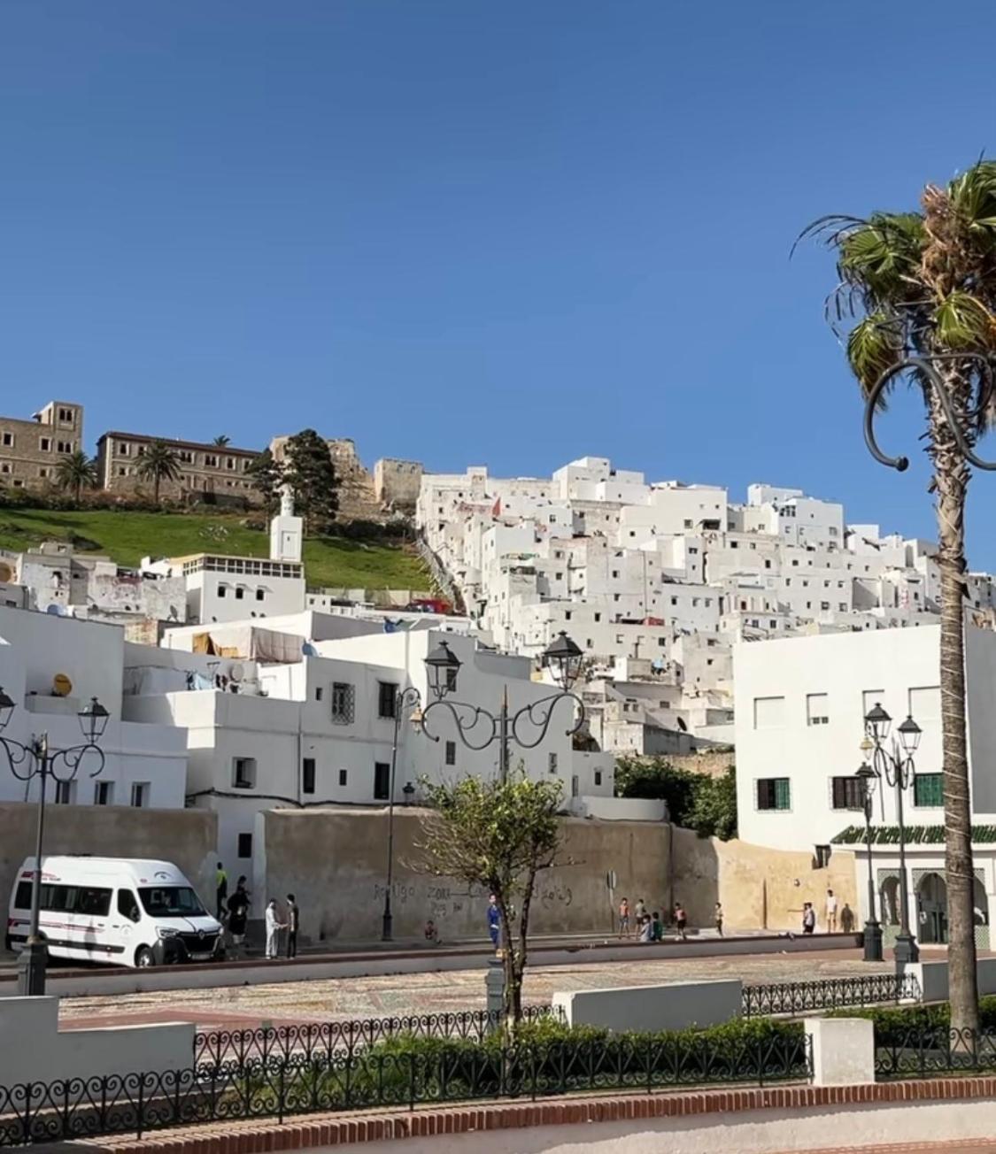 Joli Appart Avec Terrasse Au Centre Ville Tétouan Luaran gambar